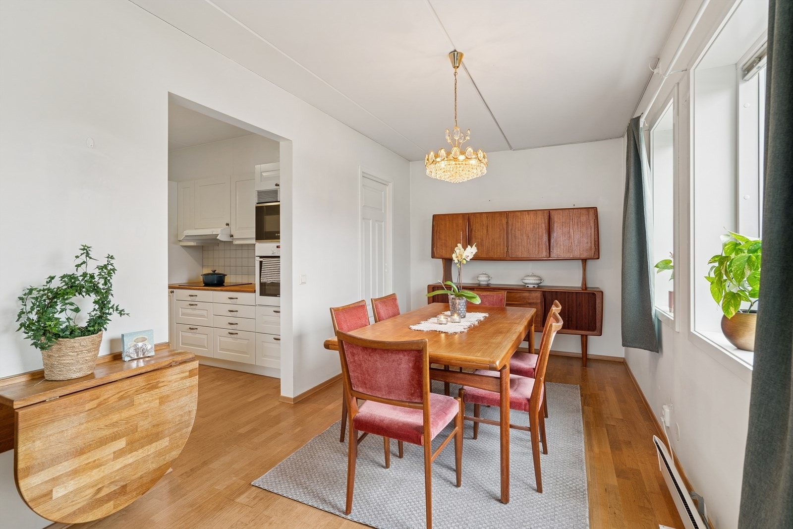 I tilknytning til kjøkkenet, kan spisebord enkelt plasseres. Galleribilde