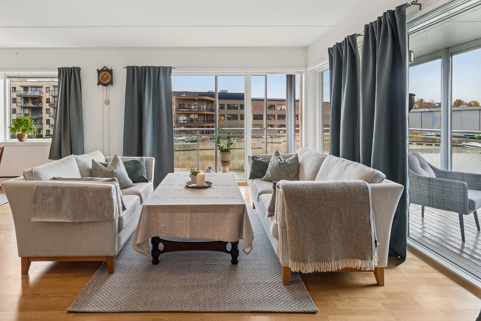 Her er flere store vindusflater som slipper inn mye naturlig lys og skaper en god atmosfære i rommet. Galleribilde