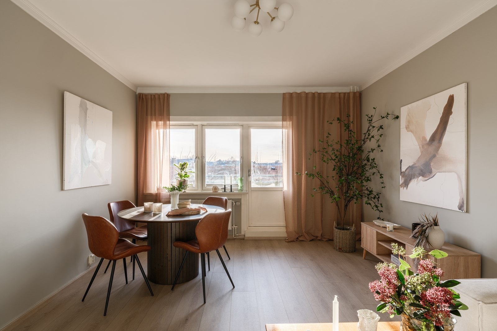 Leiligheten er gjennomgående lys med vinduer fra begge sider. Galleribilde