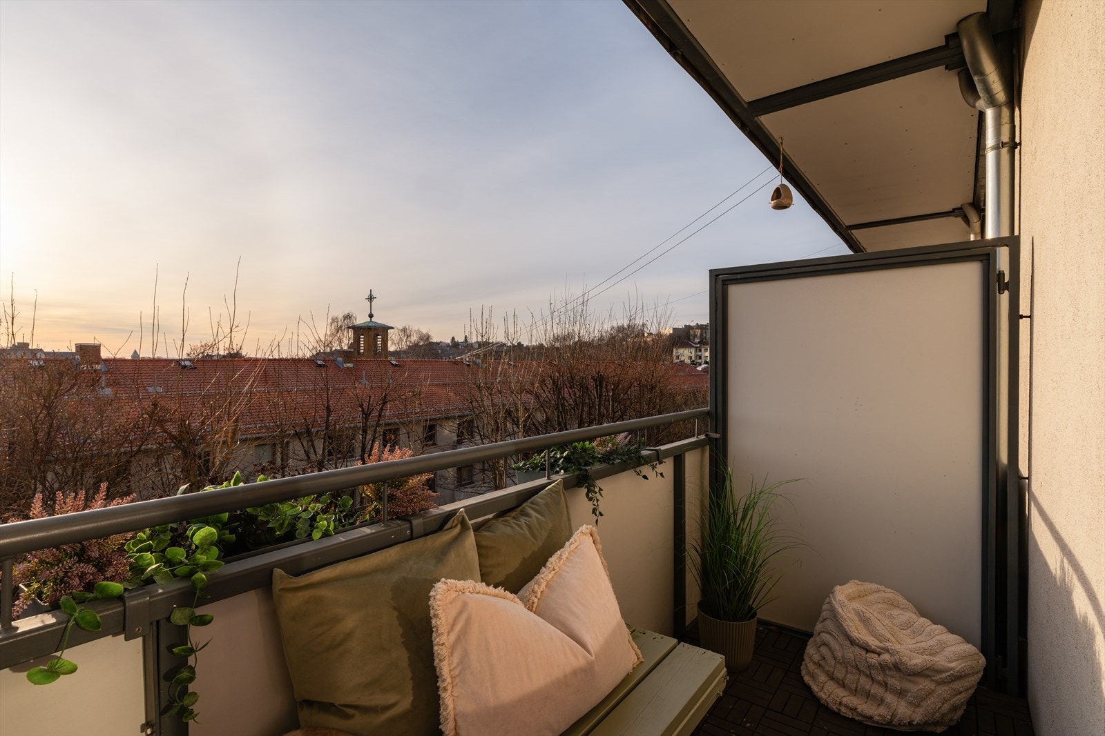 Balkongen er sydvendt med gode solforhold. Galleribilde