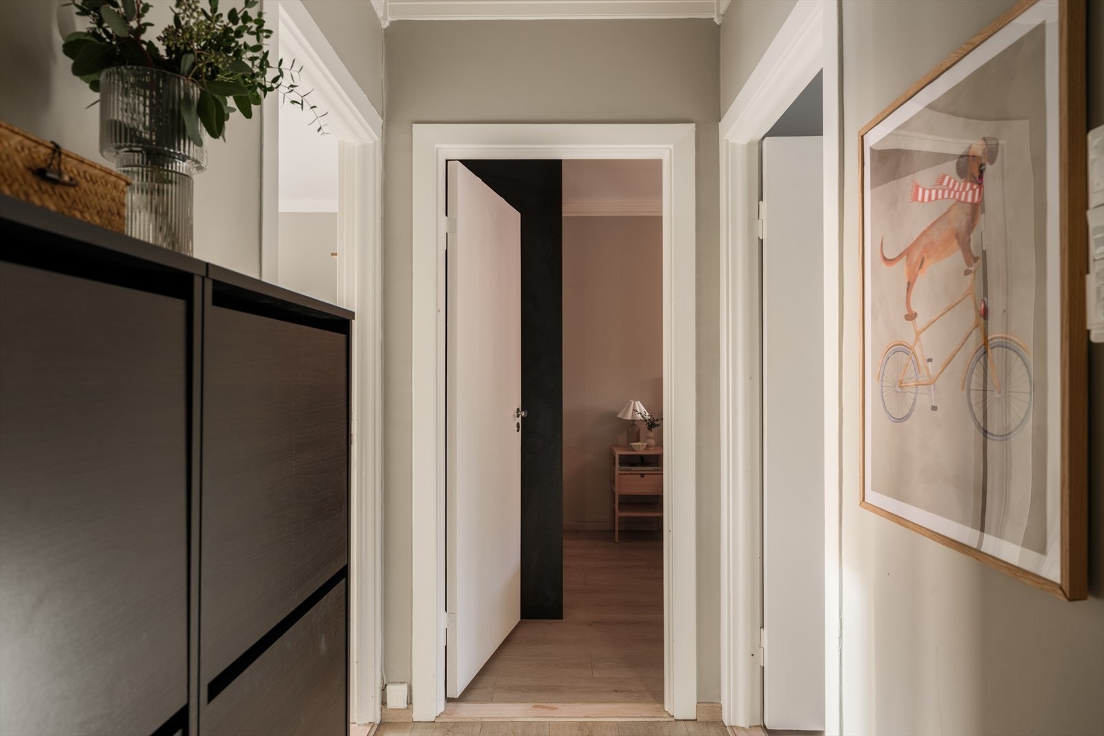 I entréen er det god plass til oppbevaring av sko og yttertøy. Galleribilde