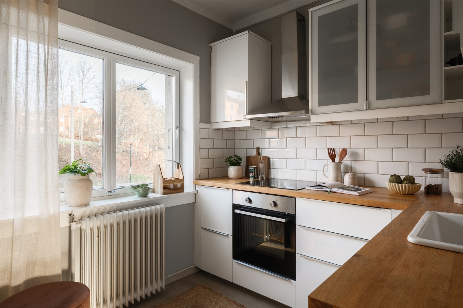 Kjøkkenet er stilrent og praktisk, oppusset i 2013. Galleribilde