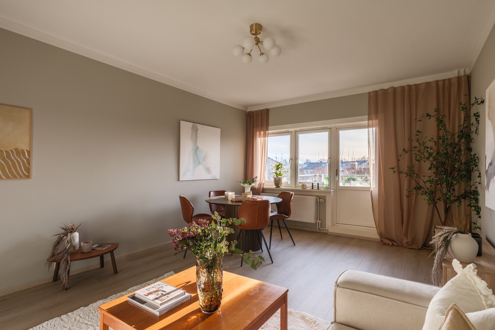 Det er gode møbleringsmuligheter for sofakrok og spisebord. Galleribilde