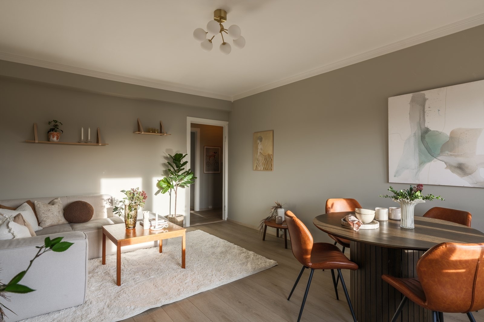 En stue som egner seg perfekt for en hyggelig filmkveld eller for større middagsbesøk! Galleribilde