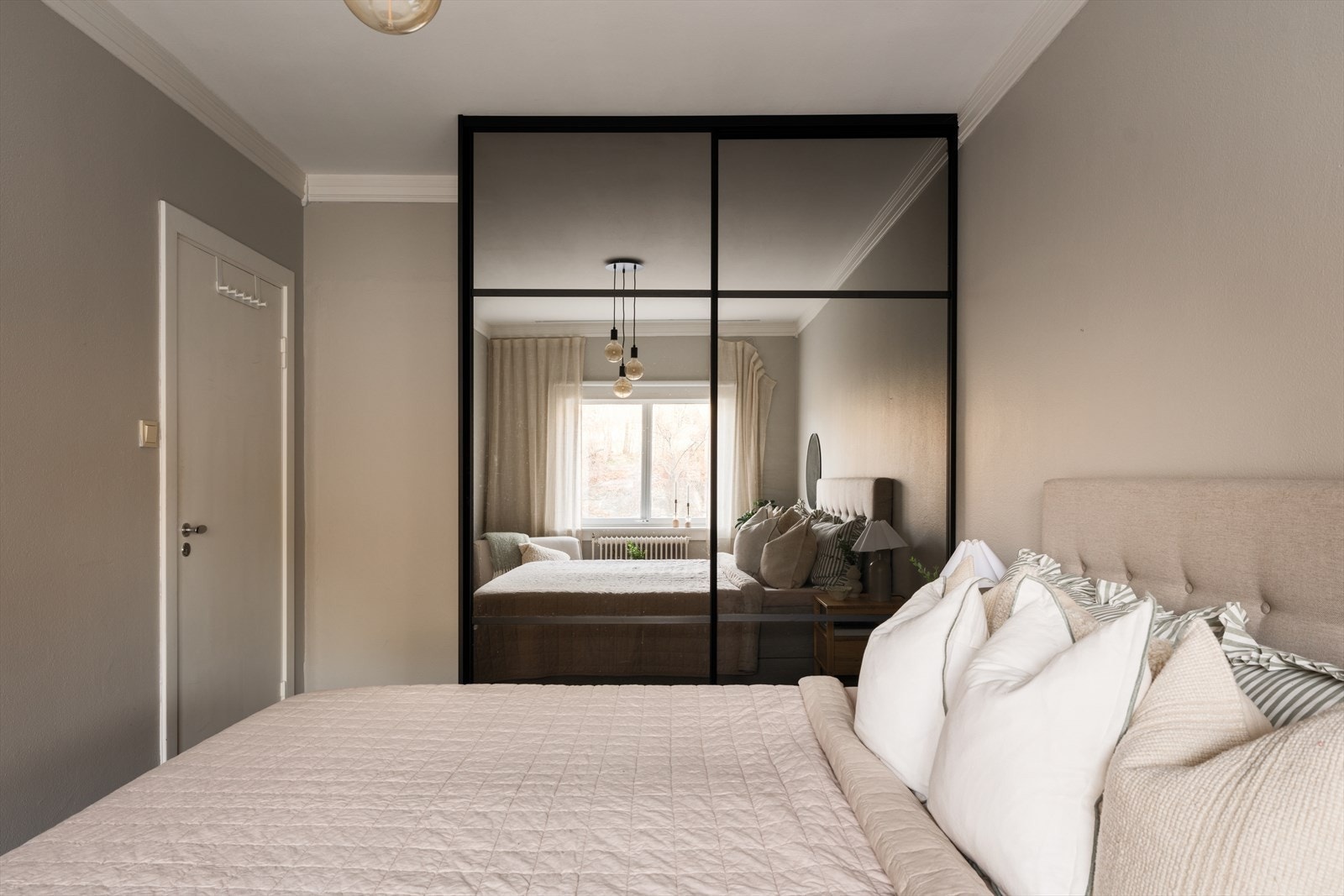 Rommet er innredet med fin skyvedørsgarderobe. Galleribilde