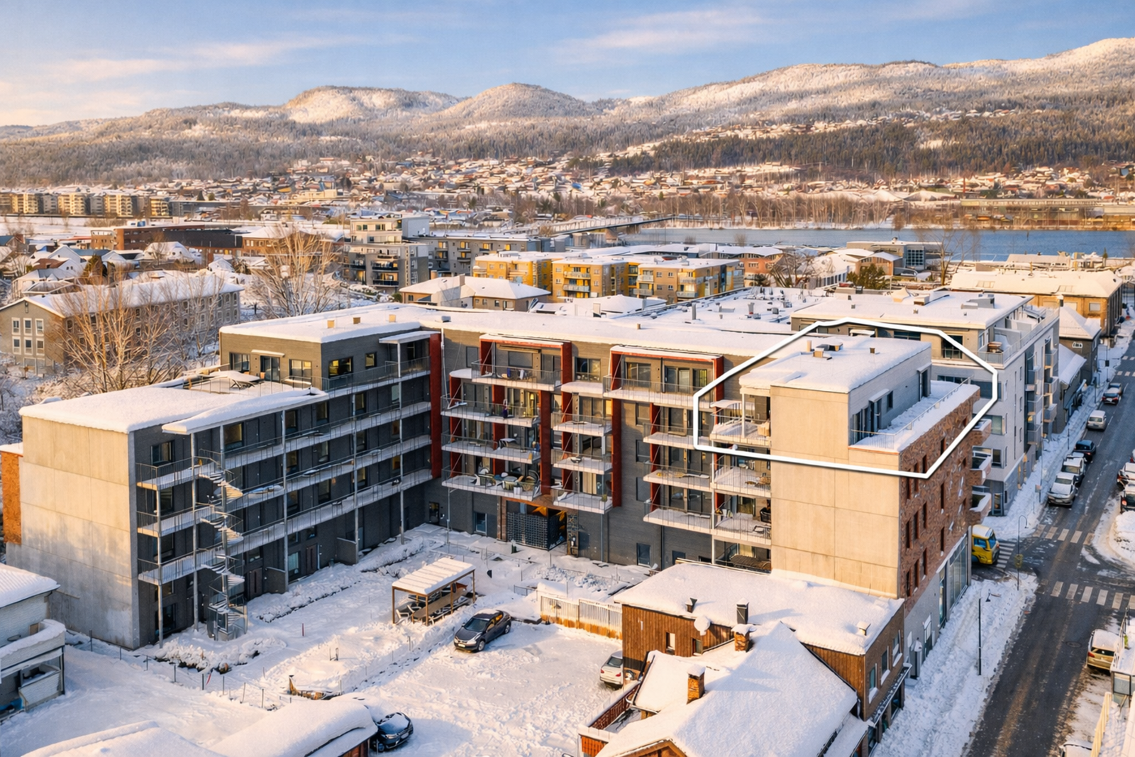 PrivatMegleren v/ Morten Liavaag og Vetle Haug Kristensen har gleden av å presentere denne nye toppleiligheten med to balkonger, to bad, sentral beliggenhet og p-plass. Galleribilde