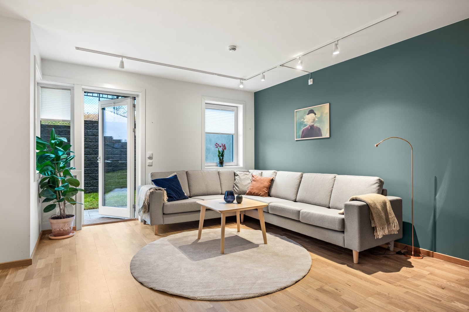 Utgang til den hellebelagte og usjenerte uteplassen. Galleribilde