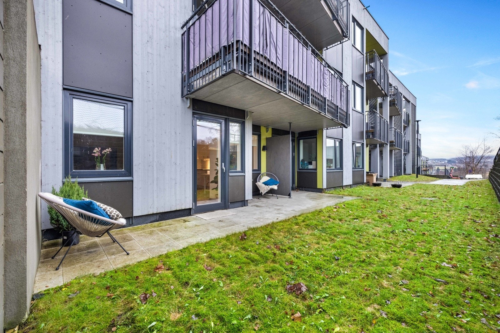 Nyere, lettstelt 3-roms endeleilighet på bakkeplan med privat uteplass, garasje og trappefri adkomst. Galleribilde