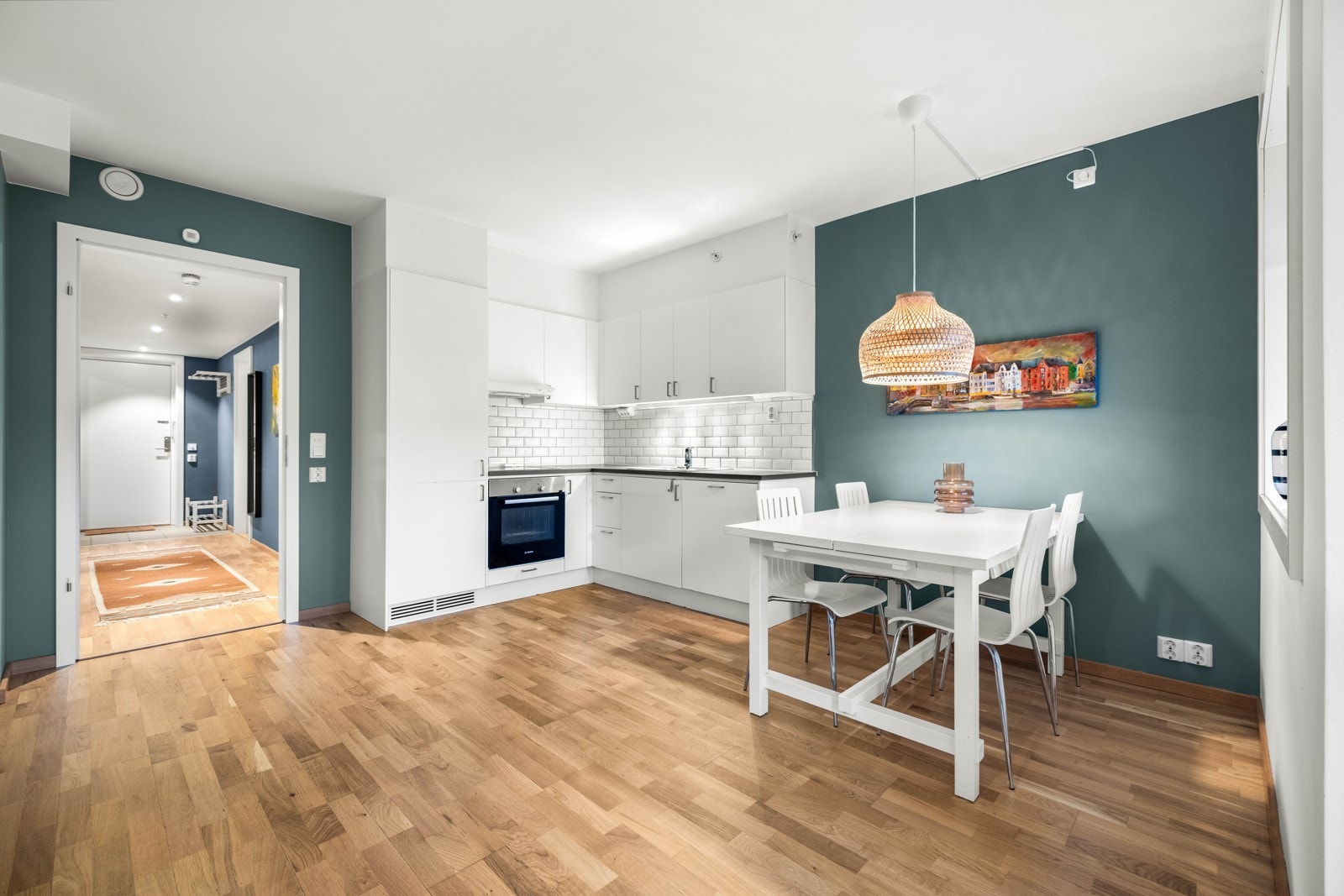 Åpent mot stuen ligger en moderne kjøkken med innredning fra IKEA. Galleribilde