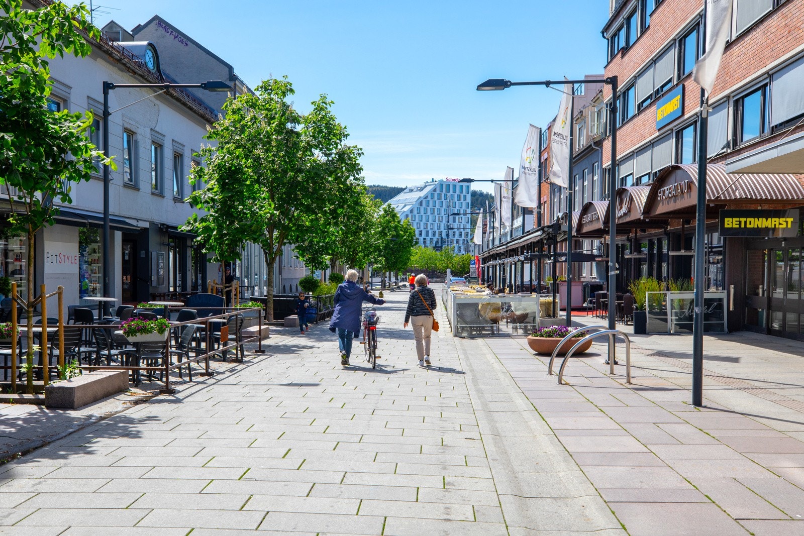 Storgata i Lillestrøm med flere nisjebutikker og hyggelige møtesteder. Galleribilde