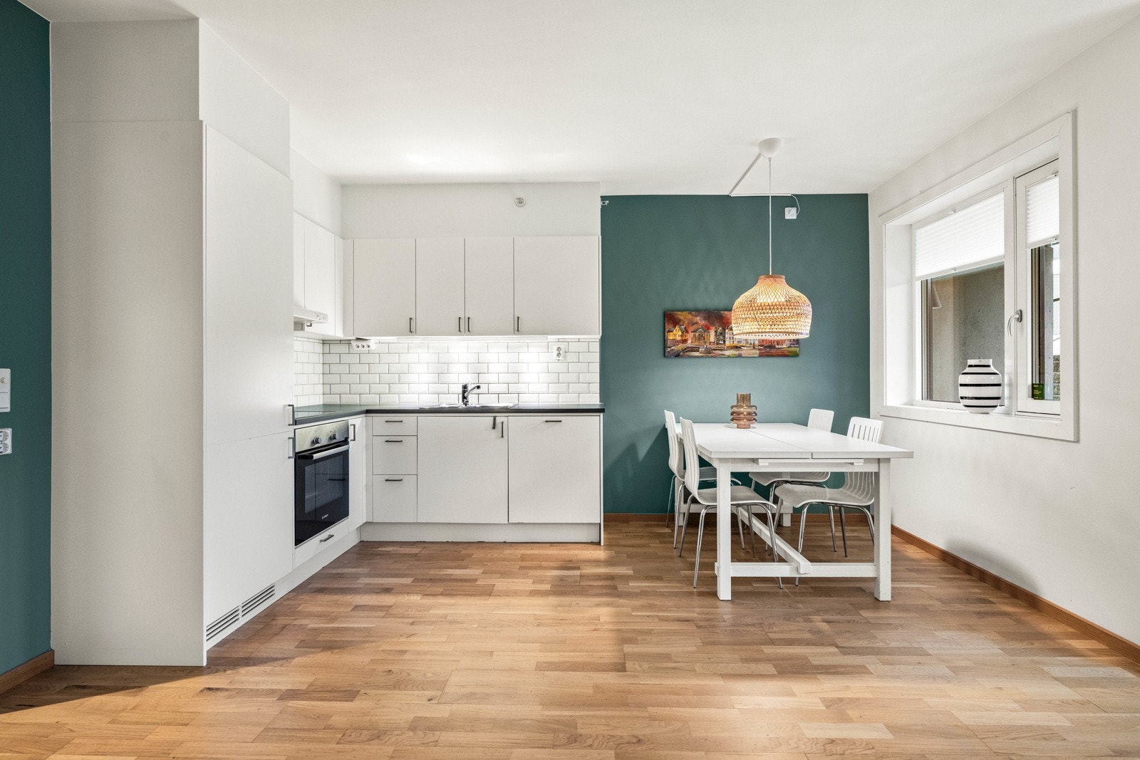 Komplett utstyrt med integrerte hvitevarer. Galleribilde