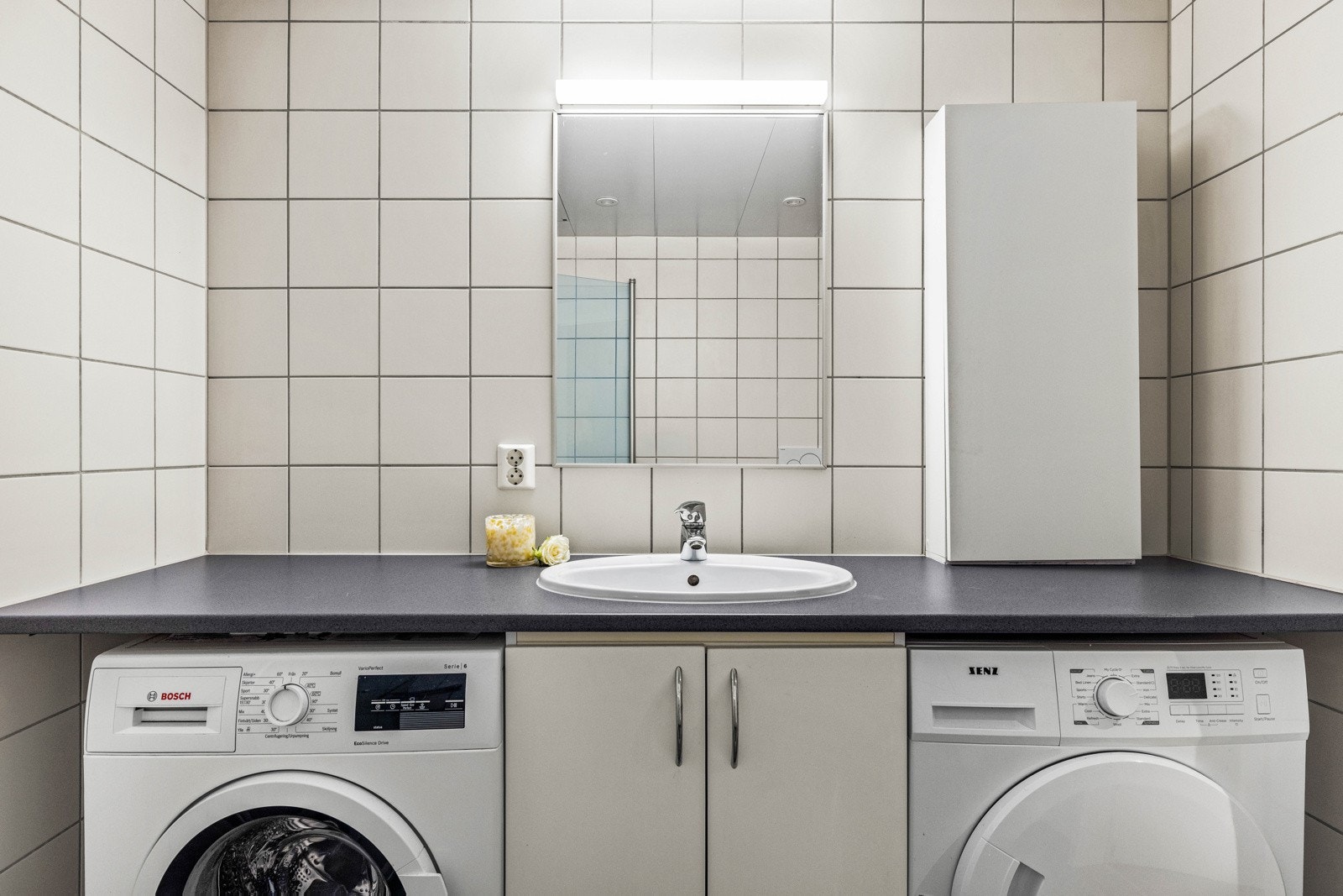 Opplegg for vaskemaskin og tørketrommel under benk. Galleribilde