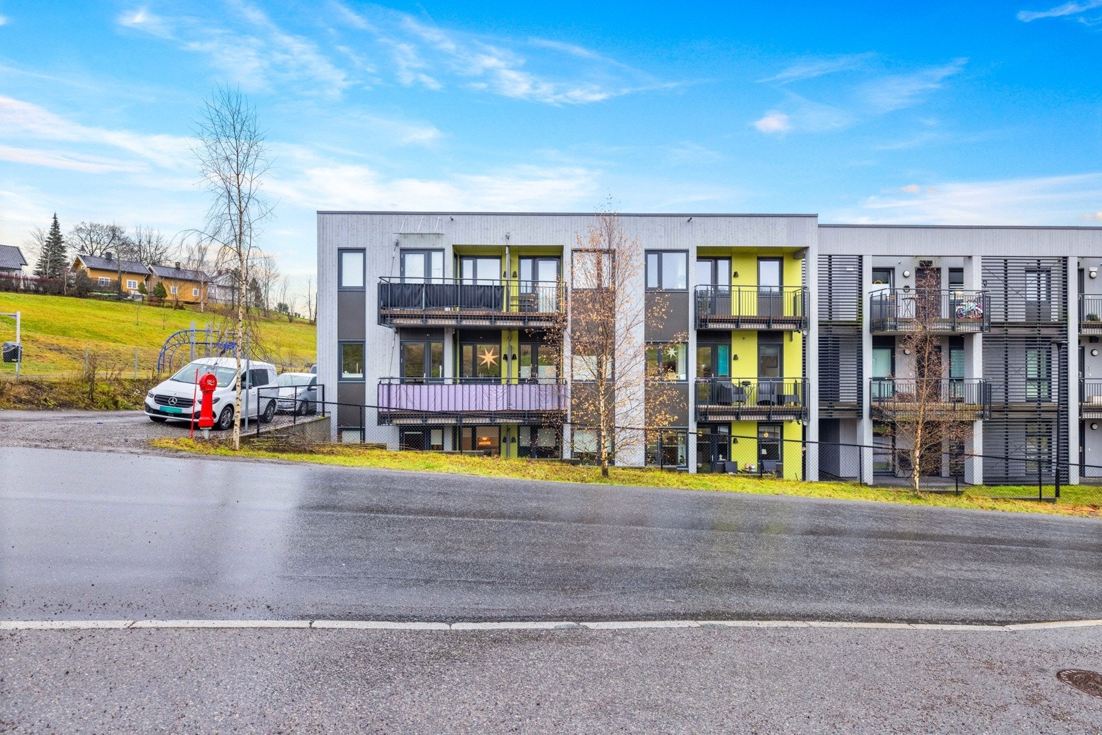 Lavblokk fra 2018 i et nyere og rolig nabolag på Kjeller. Galleribilde