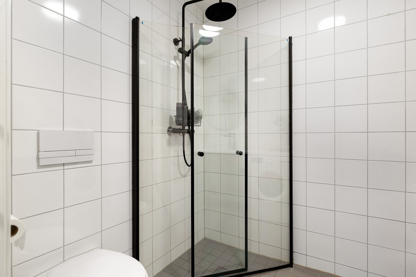 Bad er utstyrt med servantskap, servant, innfellbare dusjdører, veggmontert wc, opplegg for vaskemaskin og mekanisk avtrekk. Galleribilde