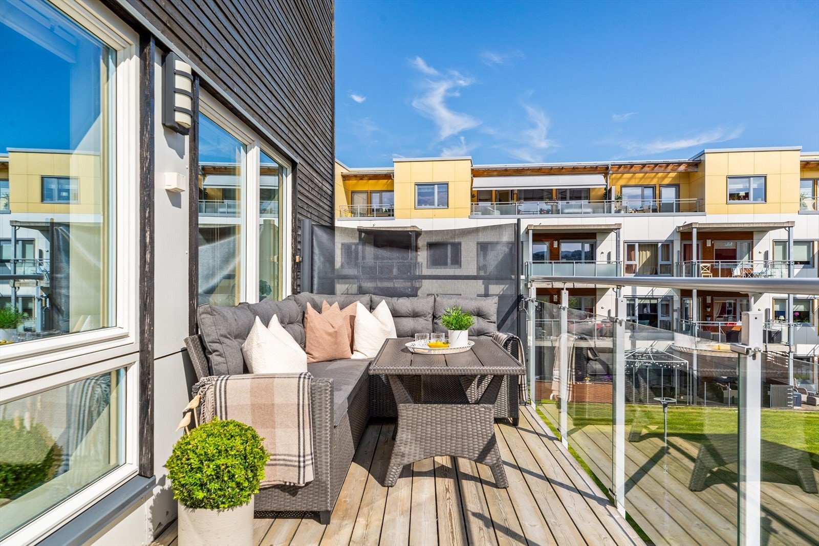 Balkongen er på 13 kvm - perfekt for sosiale sammenkomster på varme sommerdager. Galleribilde