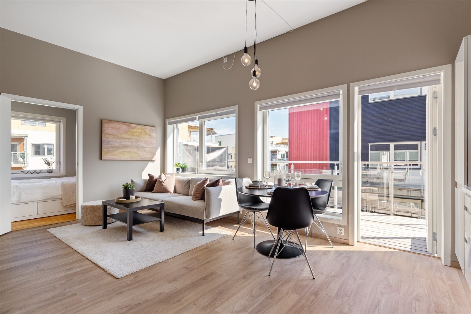 God takhøyde og store vindusflater på stue/kjøkken gir en lys og behagelig atmosfære. Galleribilde