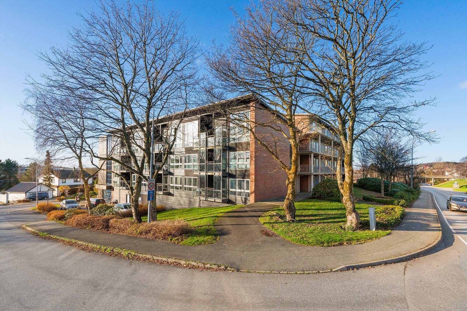 Leiligheten ligger i et sameie bestående av 48 leiligheter. Kort vei til butikker, Tastasenteret, turområder, kollektiv trafikk, skoler og barnehager. Galleribilde