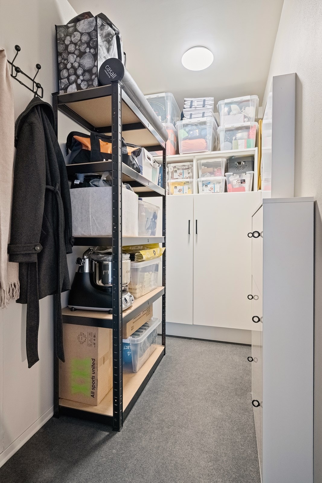 Innvendig bod med rikelig oppbevaringsplass. Trenger man ikke ha bod som lagring, kan det eventuelt være et lite kontor. Galleribilde