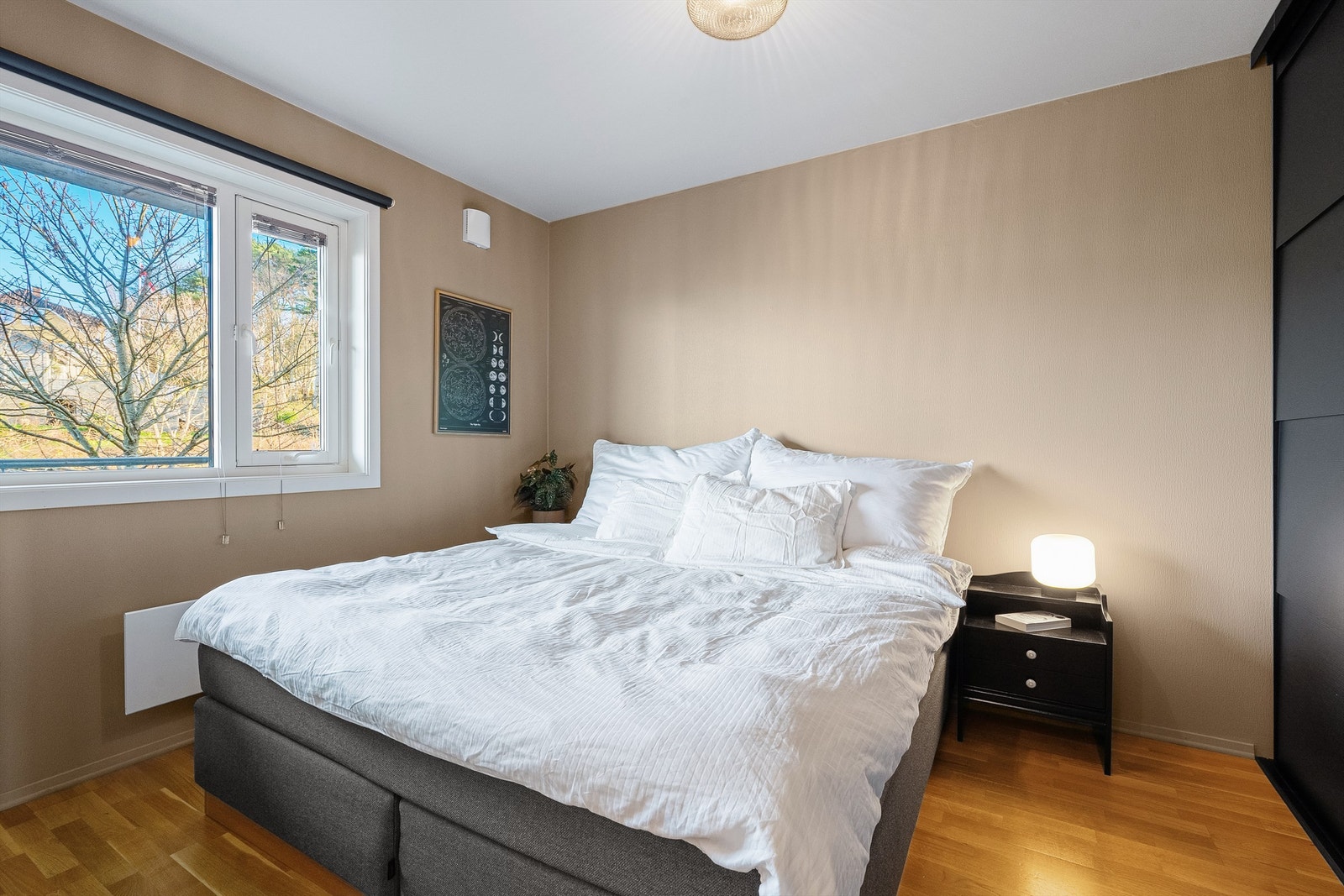 Soverom I er brukt som hovedsoverom, og har parkett på gulv, malte veggflater, romslig skyvedørsgarderobe med rikelig oppbevaringsplass. Plass til stor dobbeltseng og nattbord. Galleribilde