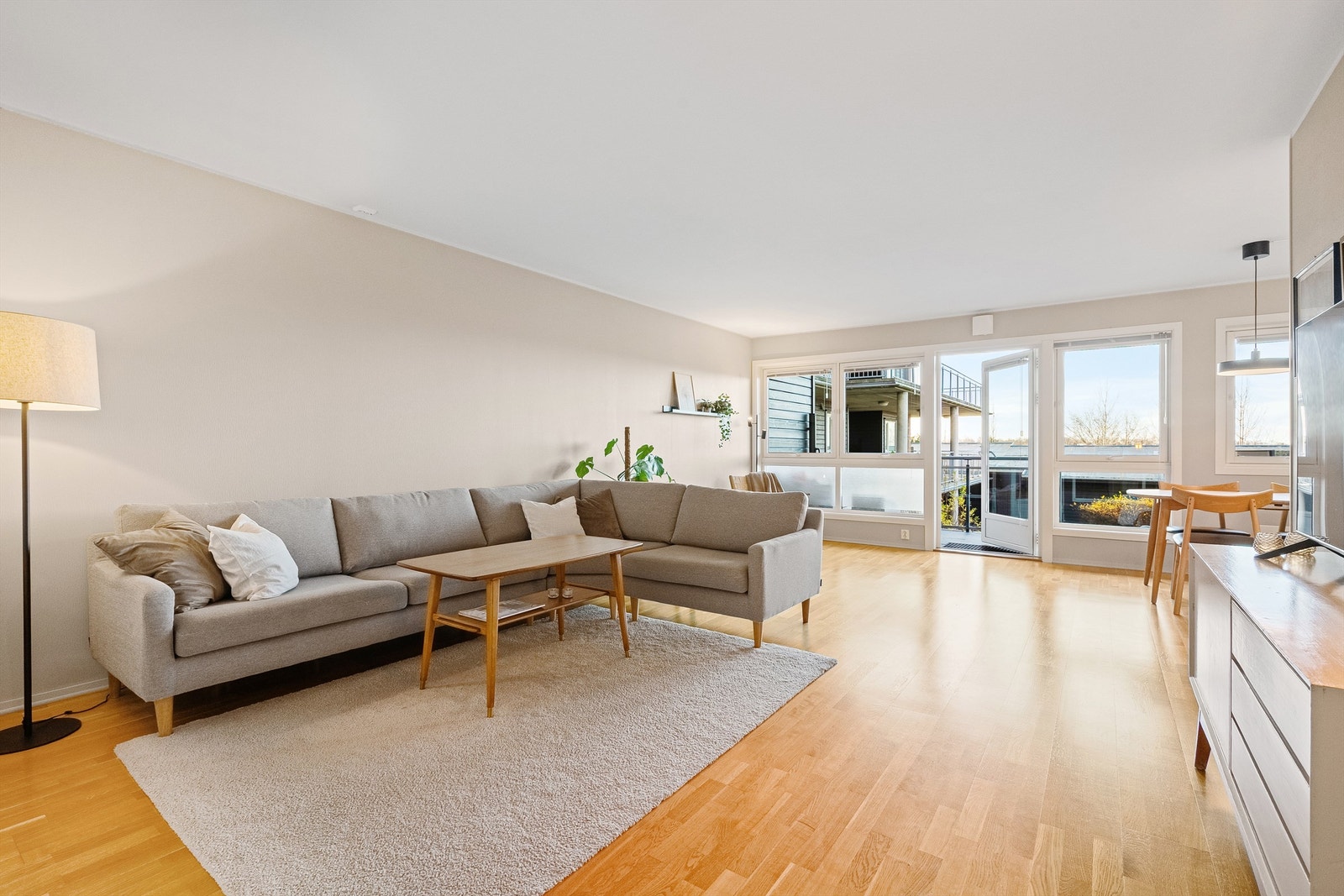 Stue er åpen, lys og med direkte utgang til romslig balkong med gode solforhold og åpen og fri utsikt. Stuen er malt i en moderne og fine fargetone, har parkett på gulv. Galleribilde