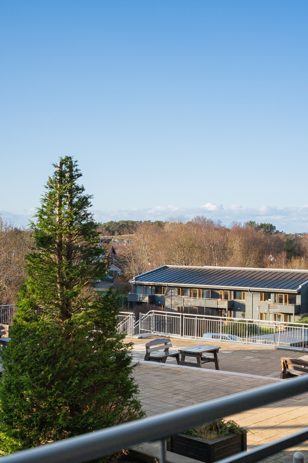 Åpen og fri utsikt fra balkong. Galleribilde