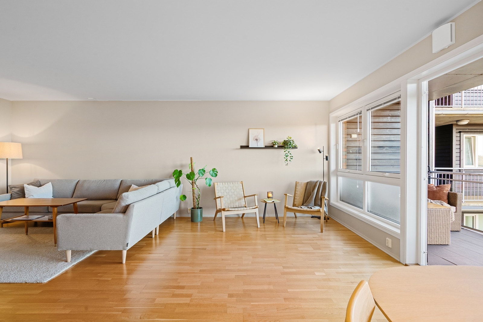 Ut fra stue og kjøkken kommer man til romslig, overbygd balkong, med god plass til hagemøbler. Her kan man nyte solen utover dagen. Galleribilde