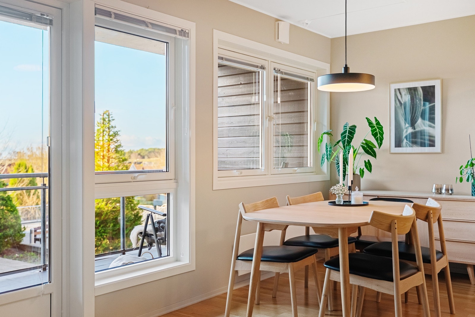 God plass til stort spisebord ved kjøkken. Galleribilde