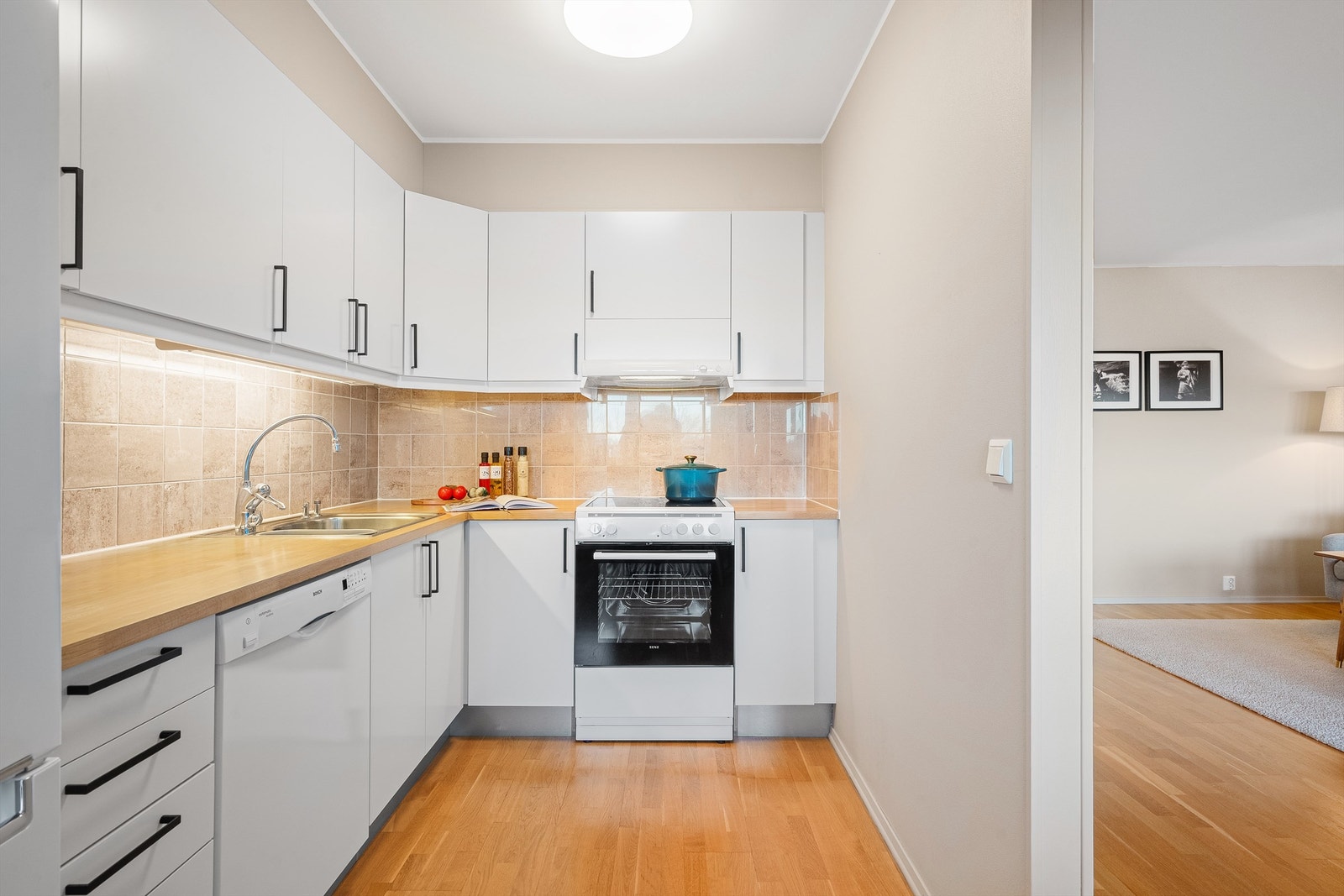 Kjøkken ligger delvis adskilt fra stue. Galleribilde