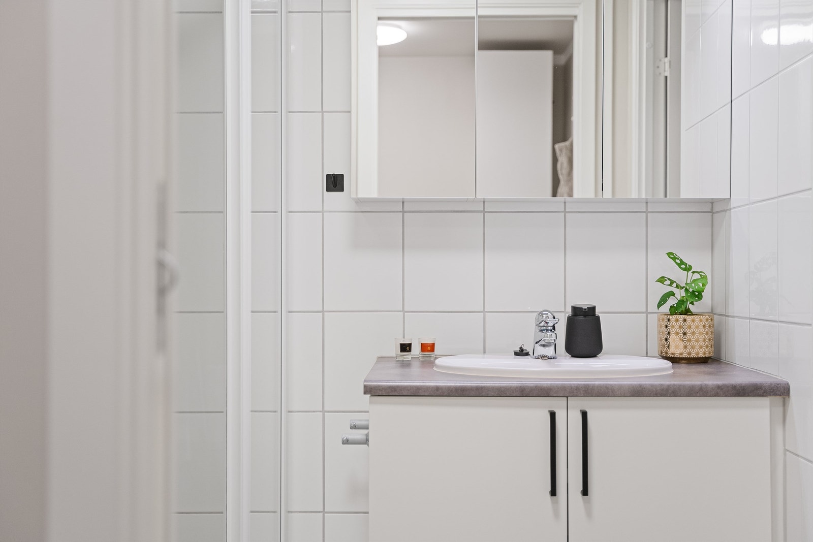 Servant med underskap, speilskap på vegg. Galleribilde