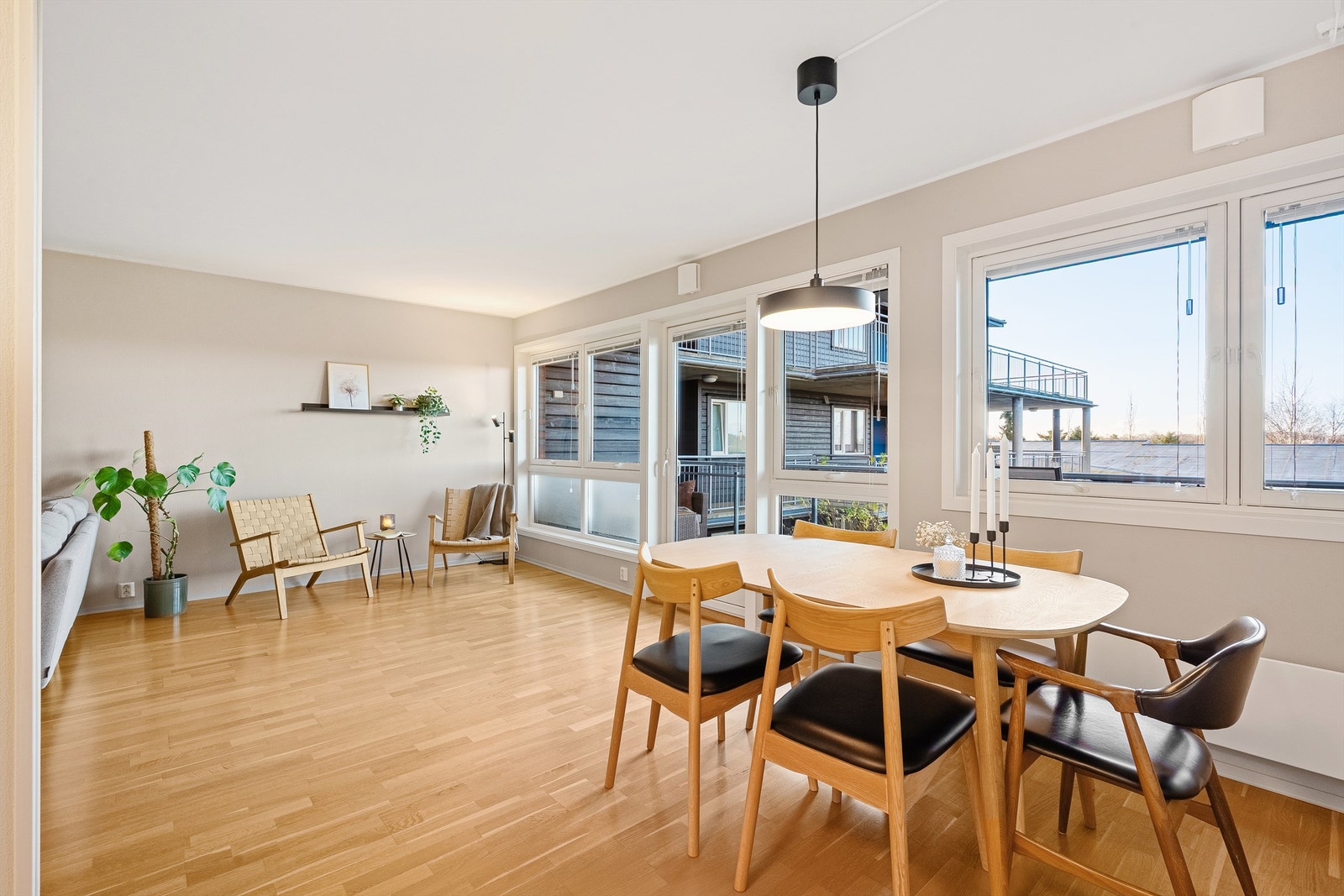 Stuen kan enkelt møbleres med salong, spisebord og ekstra sittegruppe. Store vindusflater gjør rommet ekstra lyst. Galleribilde