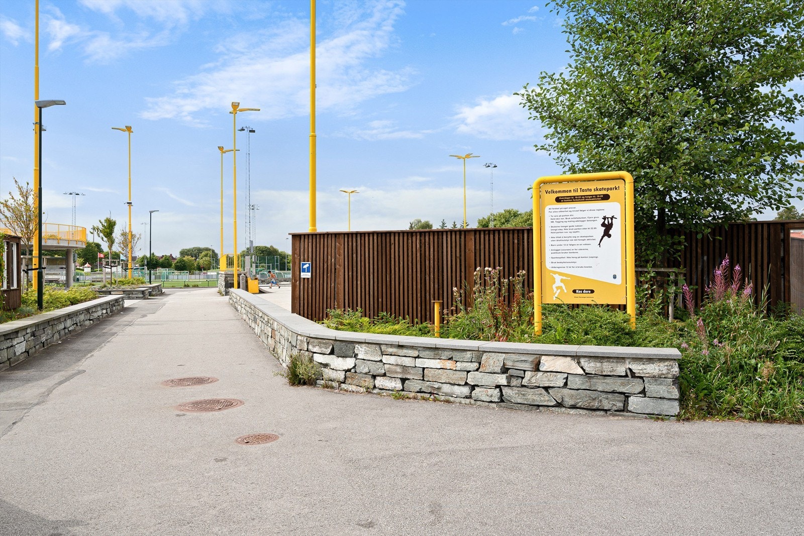 Idrettsanlegg, skoler og barnehager er i gangavstand fra leiligheten. Galleribilde