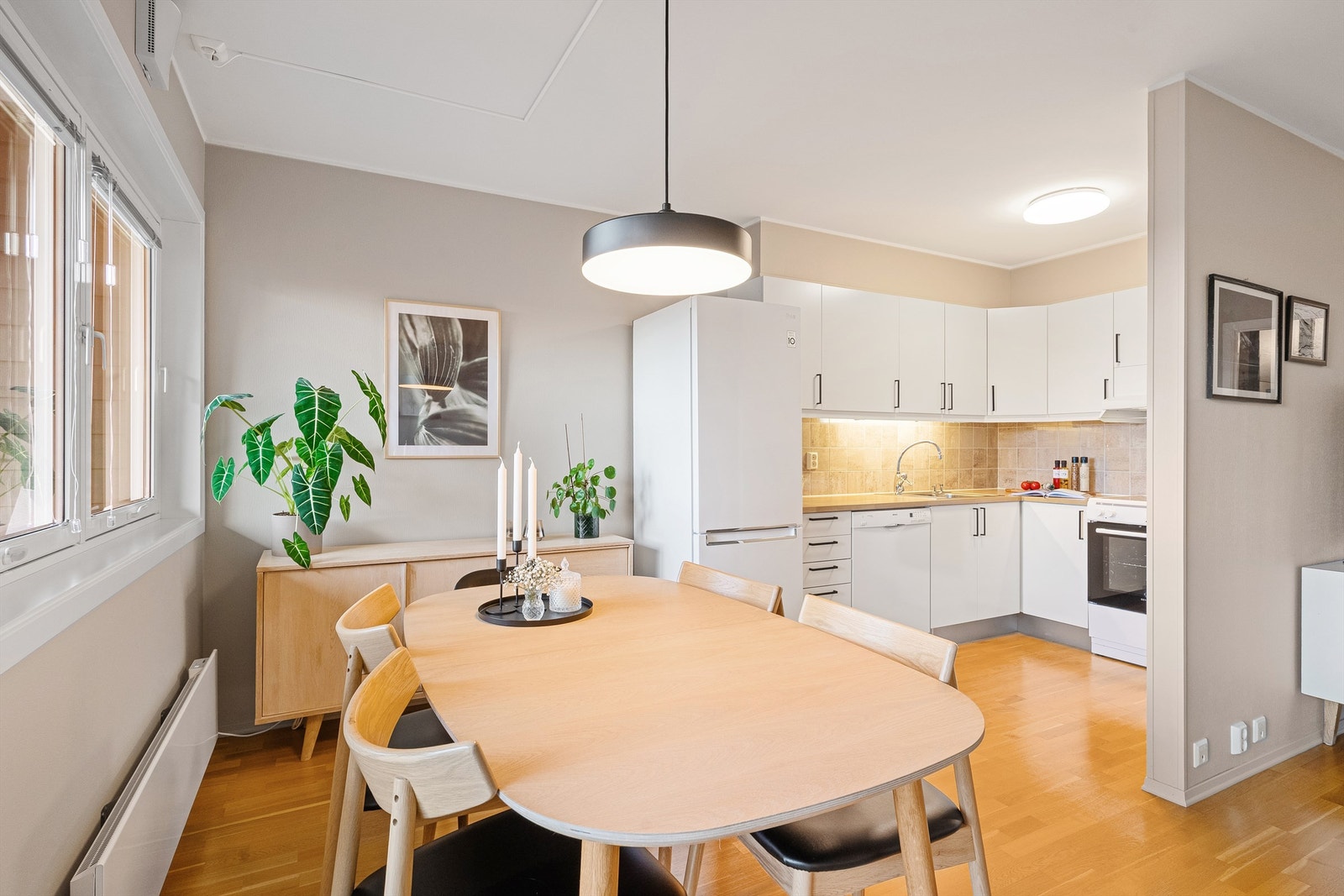 Delvis åpent mellom stue og kjøkken. ( Foto: Arve Gravdal ) Galleribilde