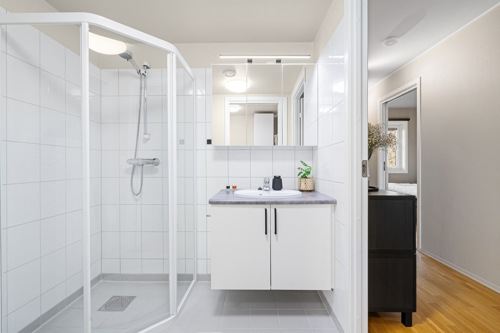 Fint bad med fliser på gulv og i dusjsone, ellers malte veggflater og tak. Galleribilde