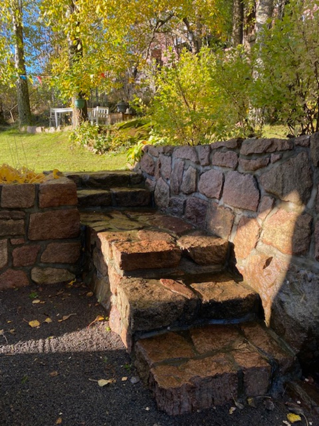 Hagen og tomten er oppgradert med blant annet ny støttemur mot huset. Galleribilde