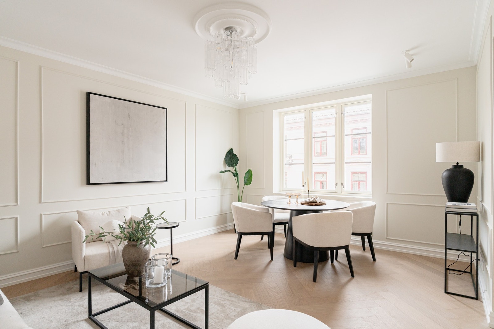 Enkelt å innrede med større spisestue - perfekt for middagsbesøk og sosialt samvær. Galleribilde