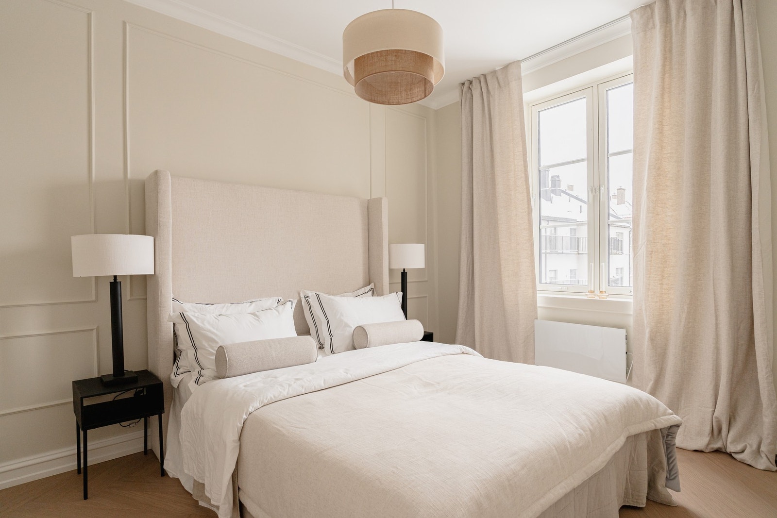 Leilighetens andre soverom har også plass til dobbeltseng og nattbord på begge sider. Galleribilde