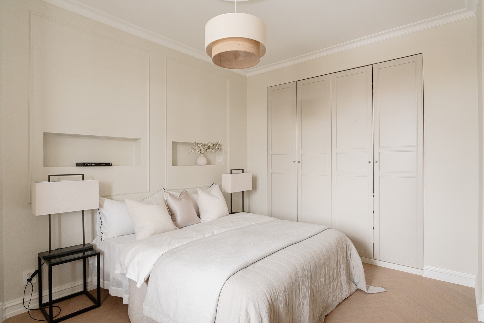 Lekre, innebygde garderobeskap med flott innredning. God plass til dobbeltseng og nattbord på begge sider. Galleribilde