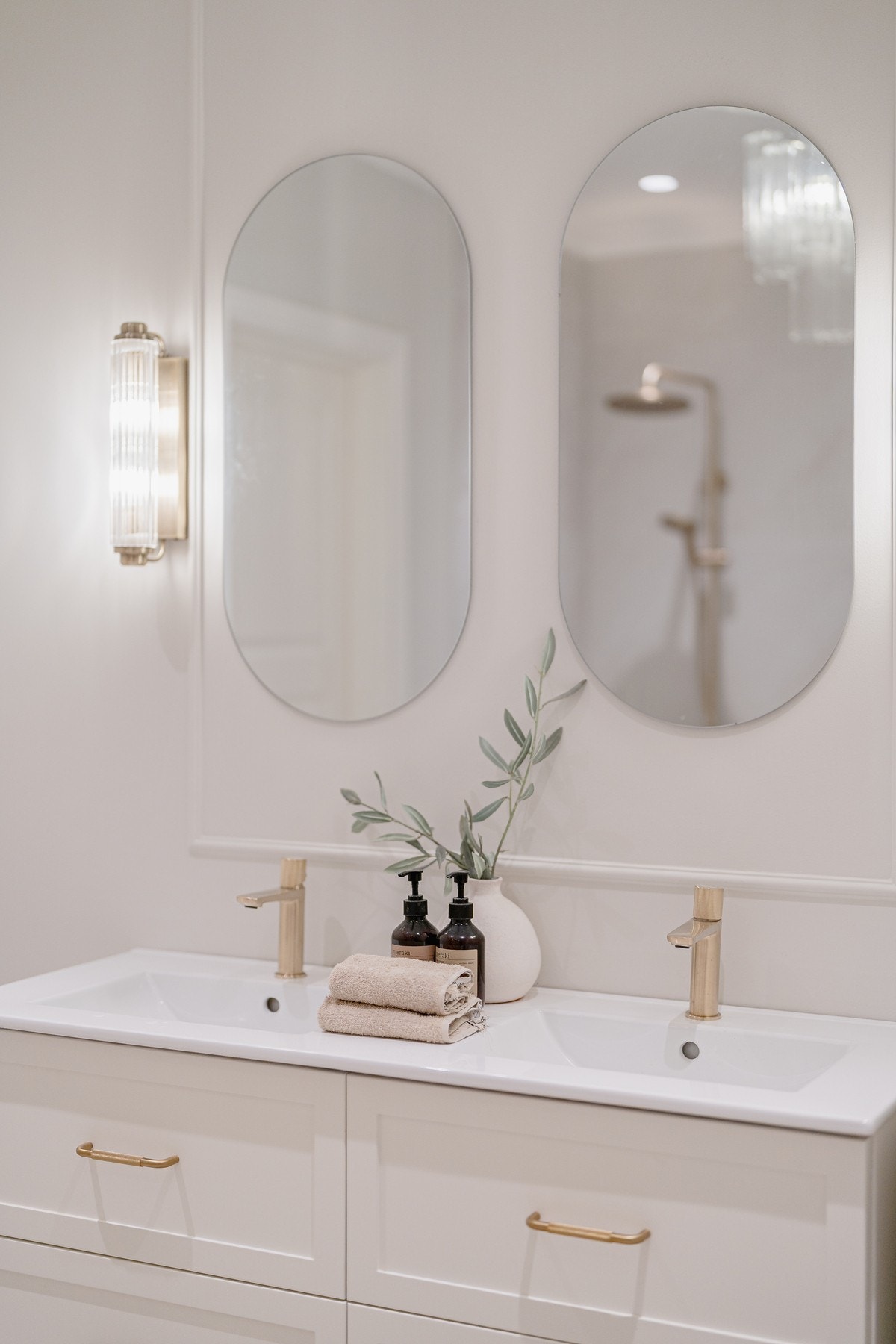 Lekre detaljer, håndtak, armaturer i honeygold. Galleribilde