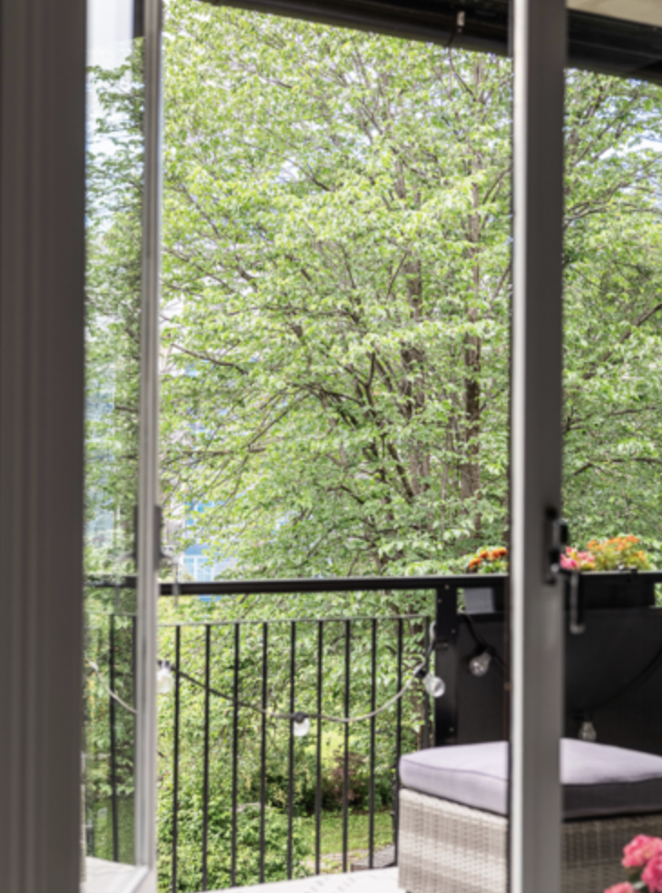 Om sommeren er det parkmessig utsyn mot sameiets vakre bakgård (bildet er tatt i en tilsvarende leilighet i 2. etasje) Galleribilde