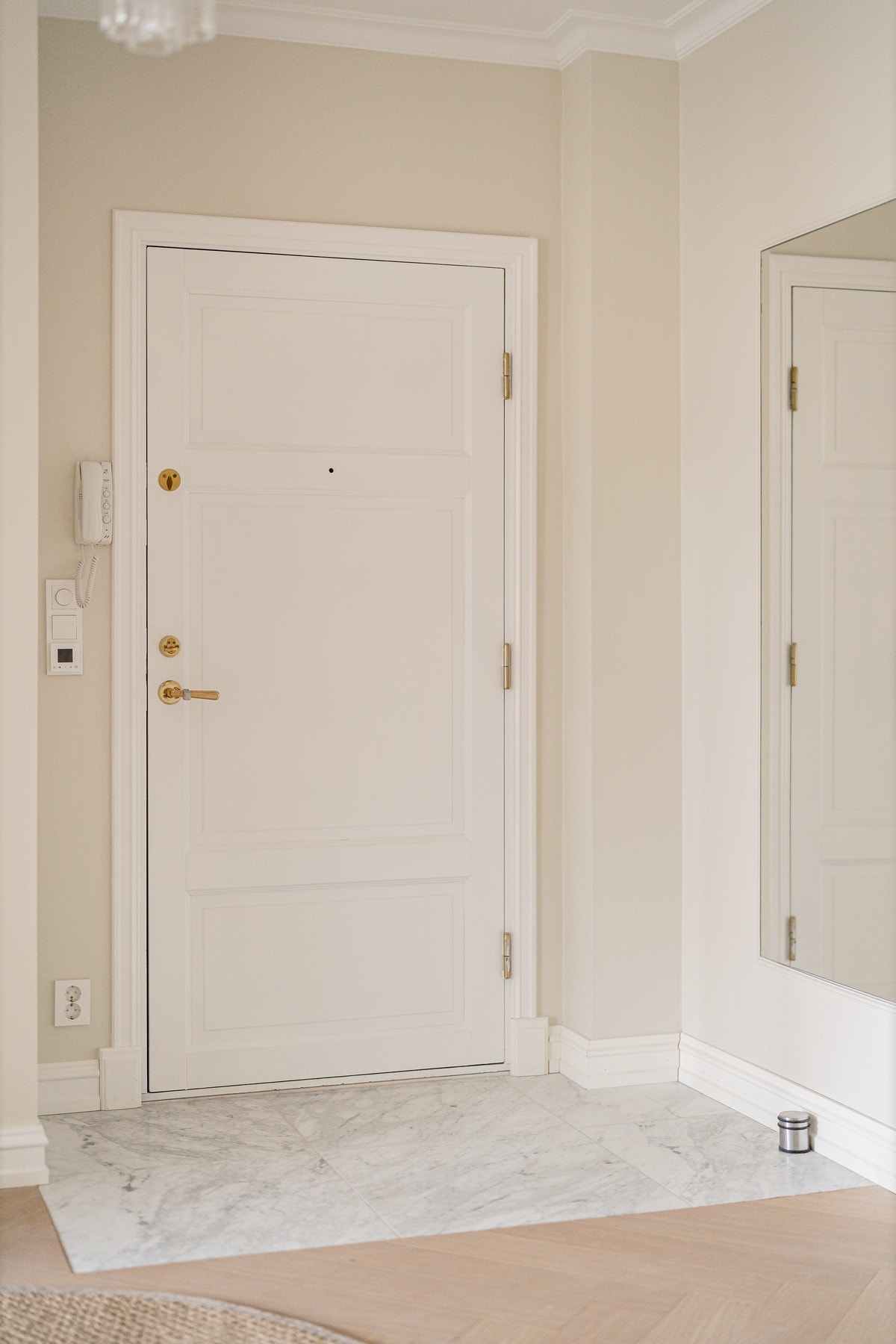 Italienske carrera-marmor fliser i entré. Ny inngangsdør i 2025. Spesialbestilt vegghengt speil fra glassmester. Galleribilde