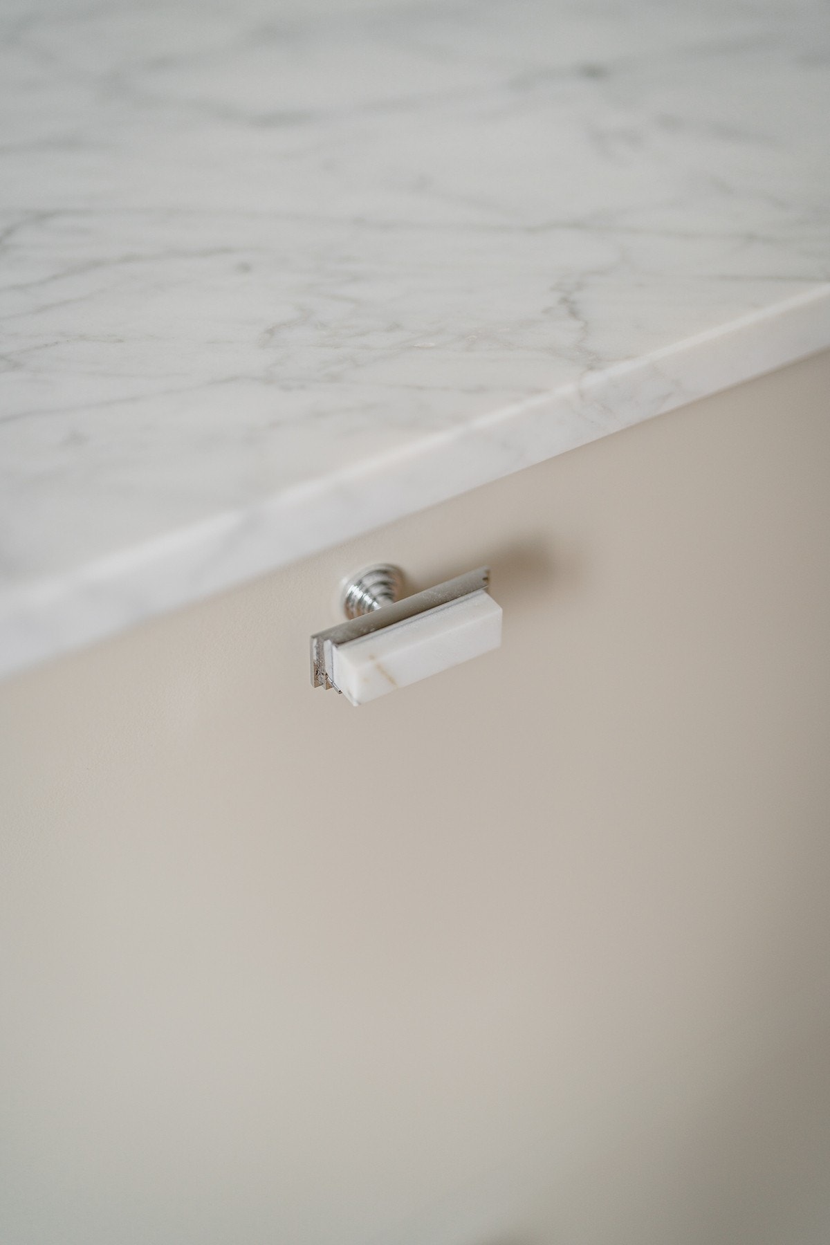 Eksklusiv benkeplate i italiensk carrera-marmor. Håndtak i matchende carrera-marmor. Galleribilde