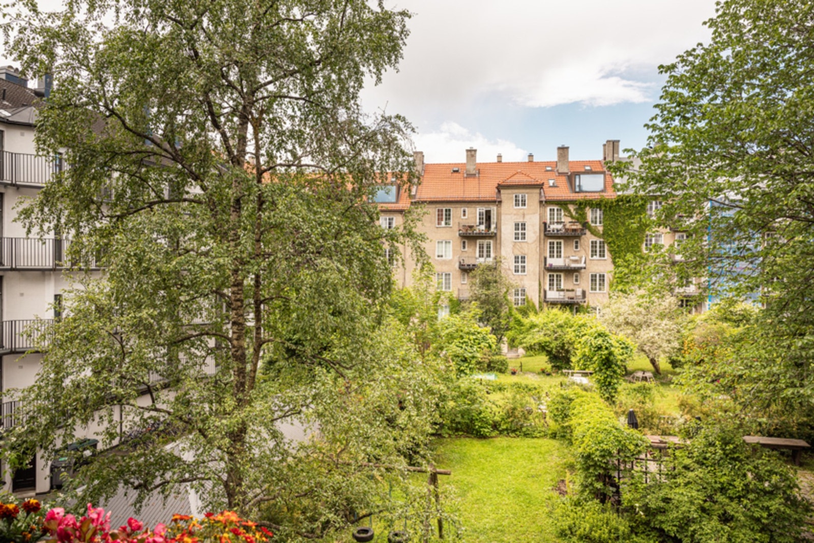 Fantastisk og lukket gårdsrom - kanskje er et av de fineste i området. (bildet er tatt på sommerstid) Galleribilde