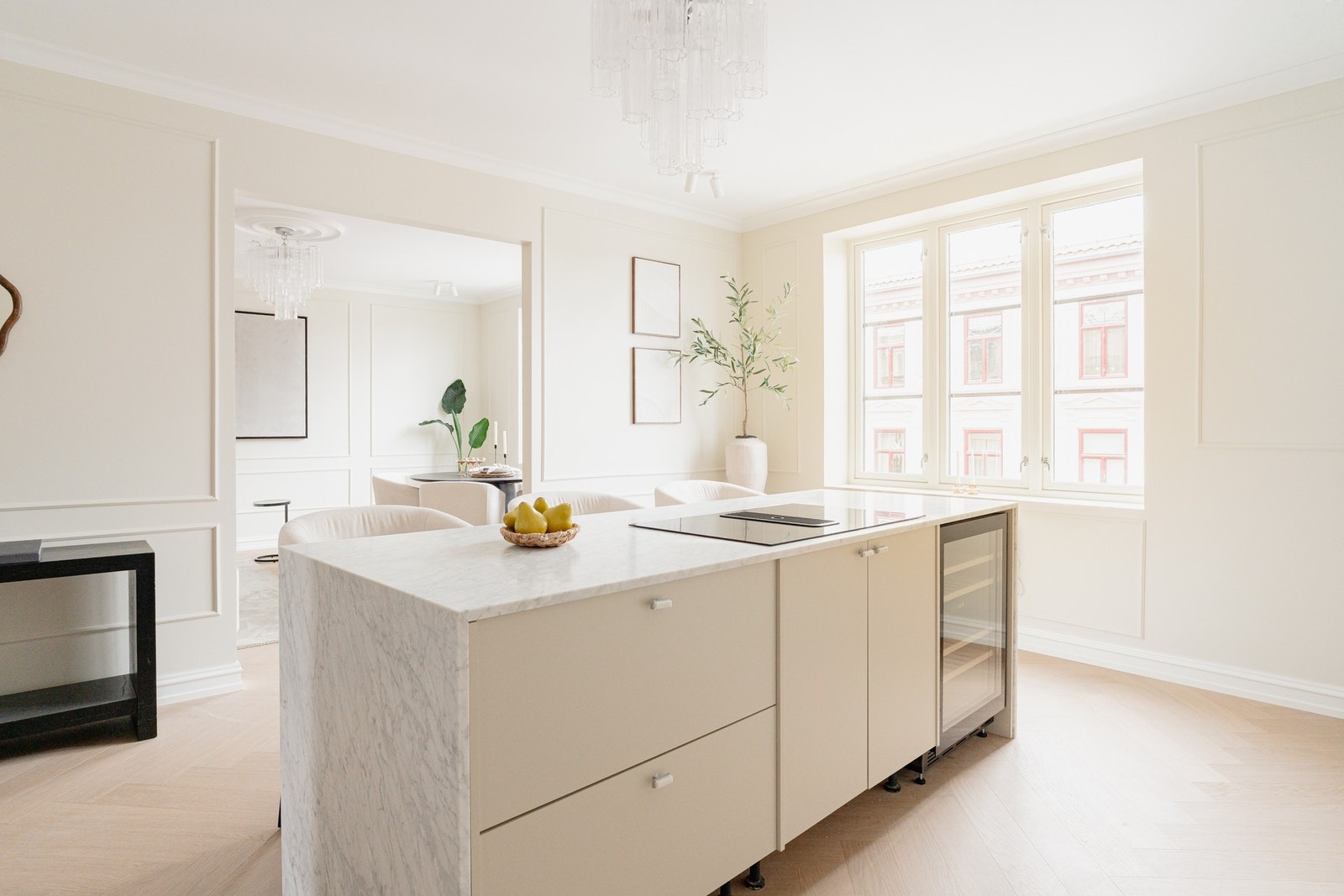 Hele leiligheten er totaloppusset i 2025 med utstrakt bruk av carrera-marmor, plassbygde løsninger og eksklusiv innredning. Foto: Fotostallen (Kevin Fauske) Galleribilde