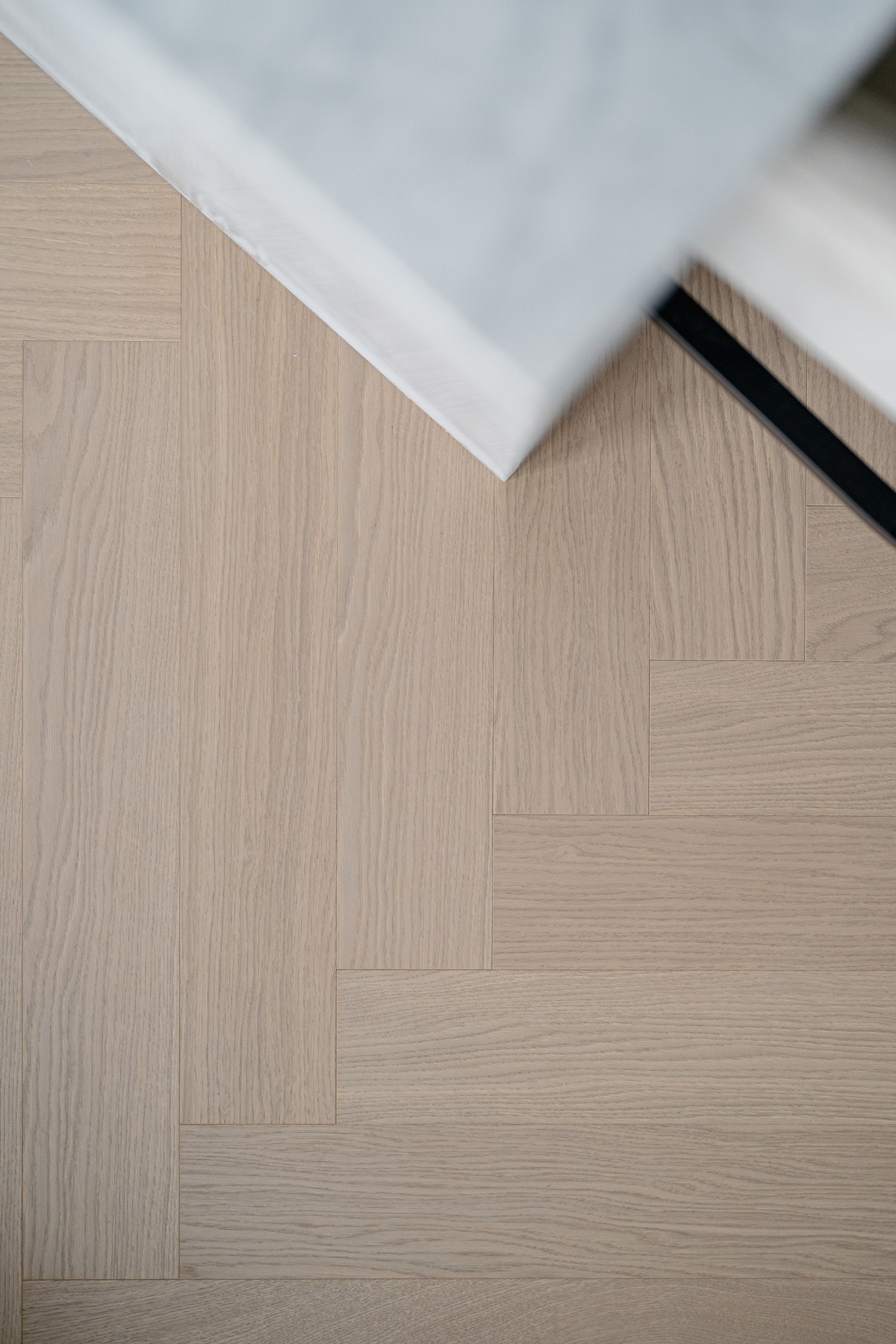 Det er lagt herdet tregulv i fiskebensmønster. Galleribilde