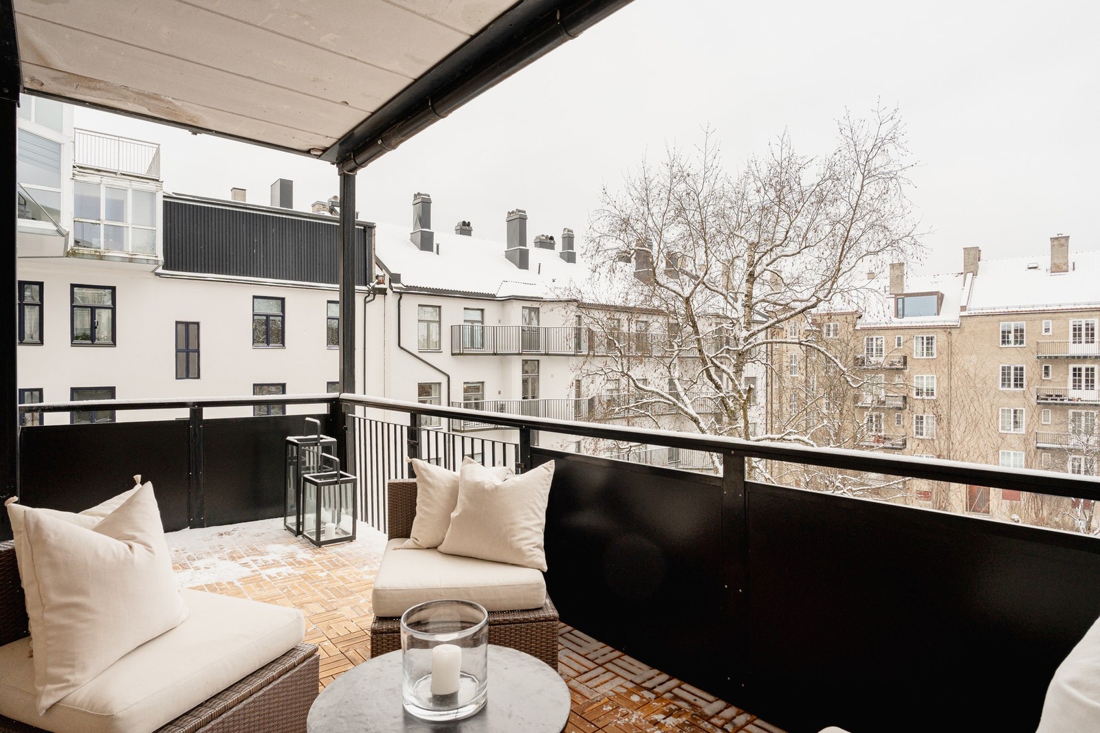 Balkongen vender mot idyllisk og frodig bakgård. Bakgården ser ut som en privat park på sommerhalvåret. Galleribilde