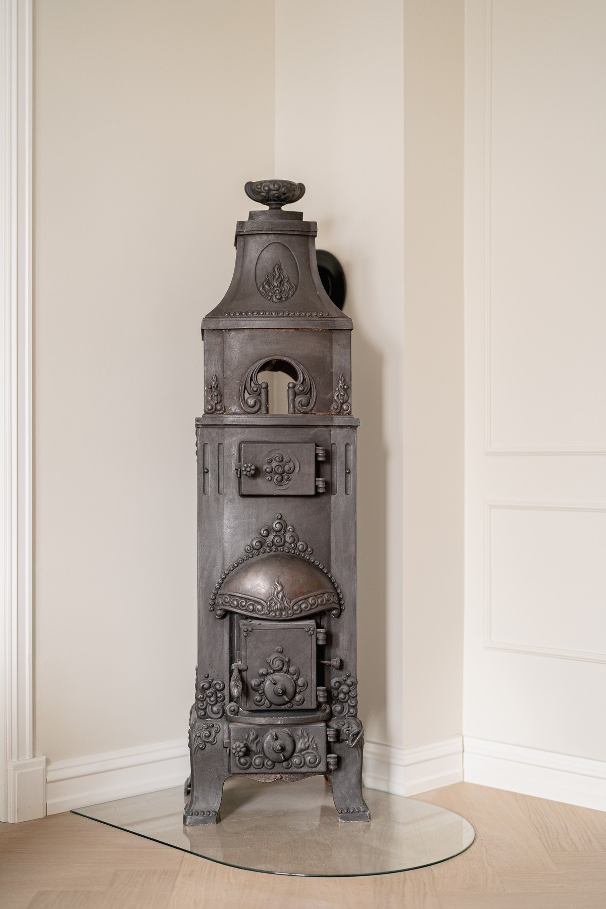 Ovn er oppgradert med ny overflatebehandling i nyere tid. Galleribilde