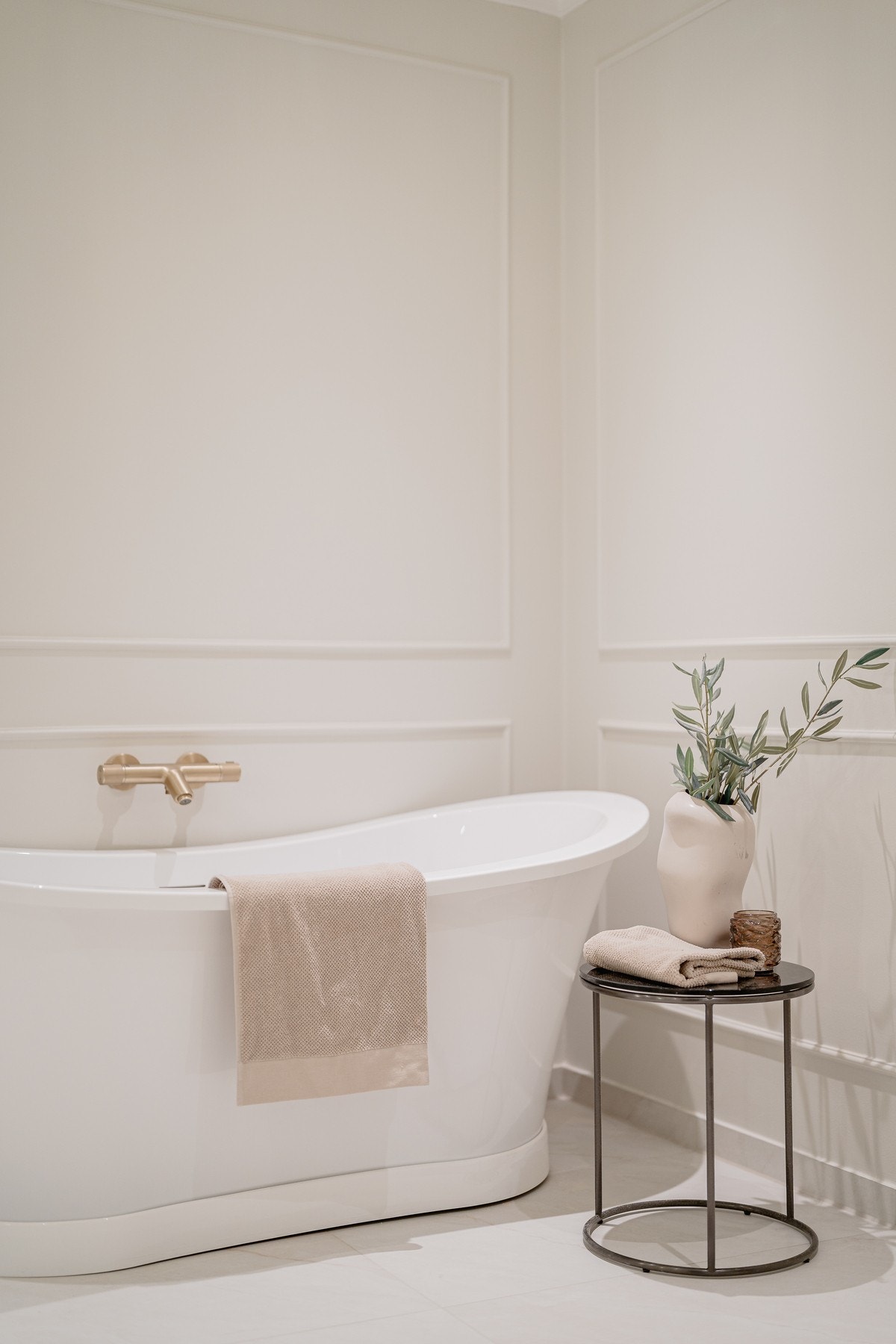 Både badekar og dusj - hverdagsluksus. Galleribilde