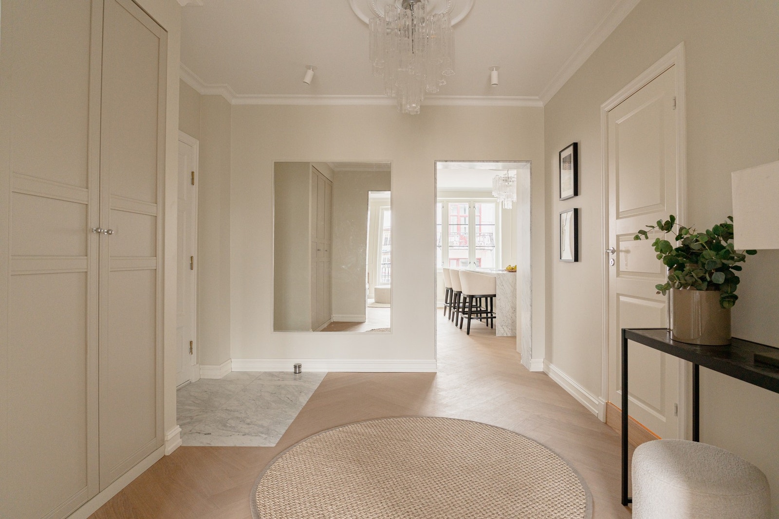 Innebygde garderobeskap i entré. Vakkert lys fra begge sider. Carrera-marmor i døråpning både mot kjøkken og TV-stue. Skjult sikringsskap lagt inn i innebygd garderobeskap Galleribilde