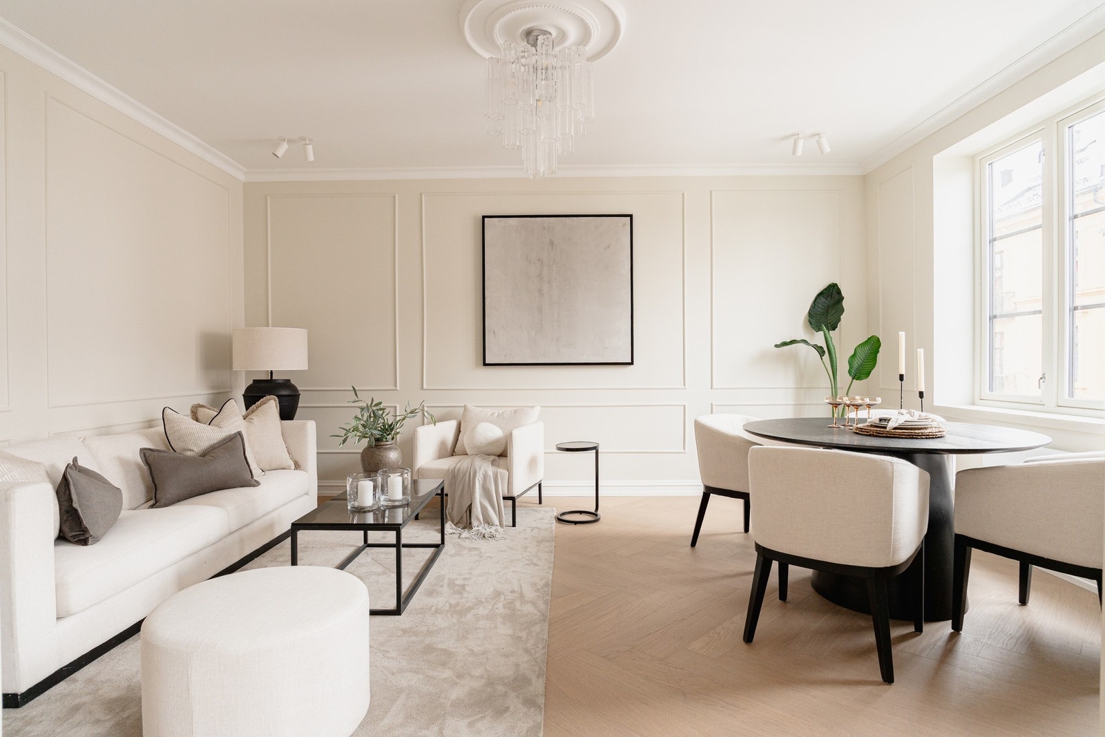 Gulvet er avrettet i 2025 og lagt med lekkert fiskebensgulv. Galleribilde