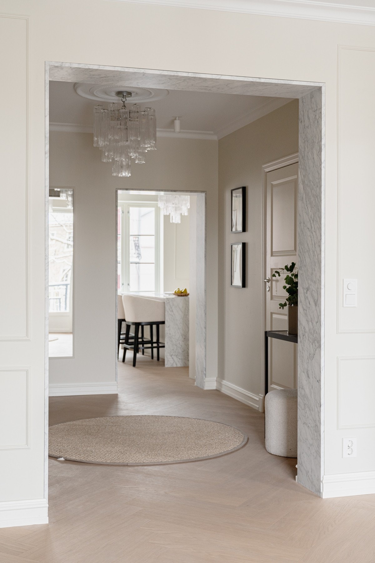 Vakkert gjennomlys med rom på rad og italiensk carrera-marmor i begge åpningene. Galleribilde